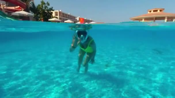 Fille Teste Masque Pour Plongée Avec Tuba Dans Piscine — Video