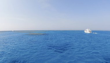 Moored yacht in the turquoise blue ocean for an excursion to the bottom