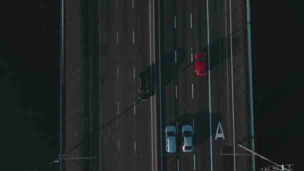 Vista Superior Drone Sobre Movimento Carros Ponte Sobre Rio Movimento — Vídeo de Stock