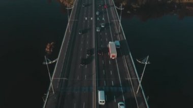Köprüden geçen arabalarla şehre bakan pürüzsüz insansız hava aracı kamerası. Kiev Güney Köprüsü