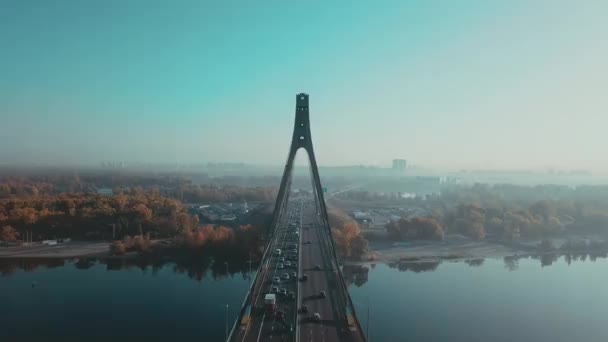 Blick Auf Die Brücke Über Den Fluss Mit Autos Mit — Stockvideo