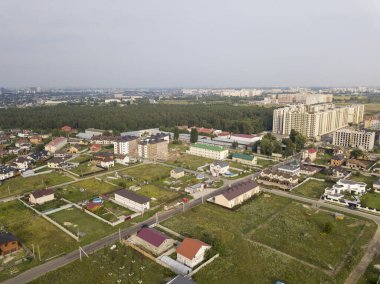 Yüksek binaları ve ormanı olan tek katlı binaları olan mahallelerin banliyö gelişimi
