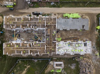 İnşaat alanının hava görüntüsü devam ediyor. Sanayi bölgesi. Kirli sokaklar ve inşaat enkazı