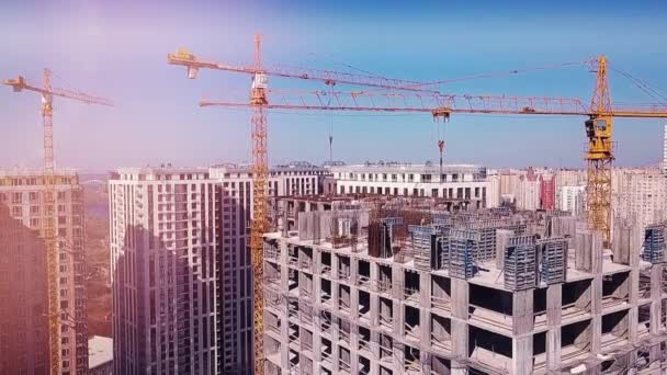 Vista Canteiro Obras Piso Superior Contra Pano Fundo Cidade Construtores — Vídeo de Stock