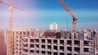 İnşaat alanının manzarası, şehrin arka planına ve inşaatçılara karşı en üst kat.