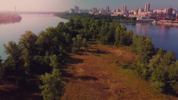 飞过一座五彩斑斓的岛屿 背景是河流 城市和桥梁 乌克兰基辅市 — 图库视频影像
