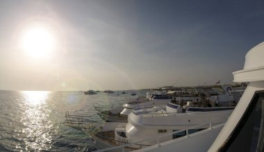 Güneşli bir günde, güneşli bir günde, yatlar arka arkaya denize park edilir..