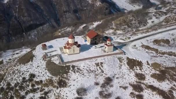 Vista Altura Voo Para Igreja Montanha Com Neve Gudauri Geórgia — Vídeo de Stock