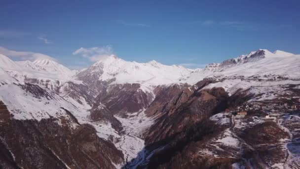 Gürcistan Sınırındaki Kafkasların Büyük Dağlarından Biri Olan Kazbegi Dağı Hava — Stok video