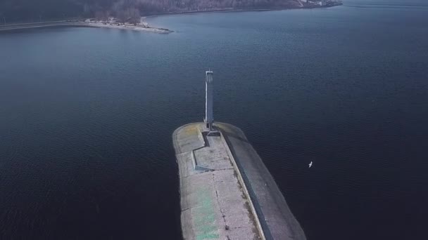 Blick Von Oben Auf Die Seebrücke Mit Einem Leuchtturm Auf — Stockvideo