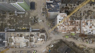 İnşaat alanının hava görüntüsü devam ediyor. Sanayi bölgesi. Kirli sokaklar ve inşaat enkazı