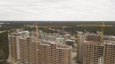 İnşaat alanının hava görüntüsü devam ediyor. Sanayi bölgesi. Kirli sokaklar ve inşaat enkazı