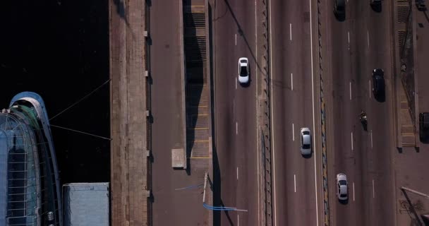 Draufsicht Einer Drohne Die Einem Sonnigen Tag Mit Autos Über — Stockvideo