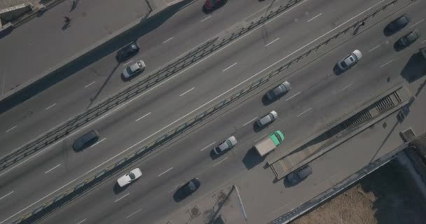 Vue de dessus d'un drone volant sur une autoroute avec des voitures par une journée ensoleillée 