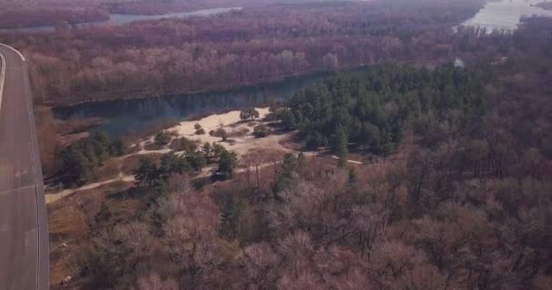 Drone Vliegen Het Bos Door Rivier Aanbouw Buurt Van Weg — Stockvideo