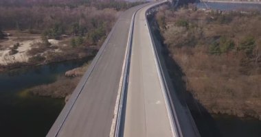 Bir otoyol şantiyesinin üzerinden uçup manzaralı bir manzaranın içinden geçmek, doğa ormanı., 