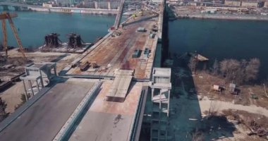 Kiev Ukrayna köprüsünün üzerinden uçuş 25 Mart 2020, şehrin sol ve sağ kıyılarını bağlayan