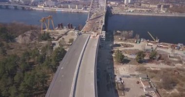 Kiev Ukrayna köprüsünün üzerinden uçuş 25 Mart 2020, şehrin sol ve sağ kıyılarını bağlayan