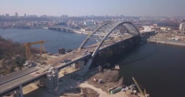 Kiev Ukrayna köprüsünün üzerinden uçuş 25 Mart 2020, şehrin sol ve sağ kıyılarını bağlayan