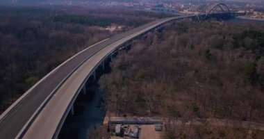 Letos ve nehir üzerinden geçen bir otoyol inşaatı