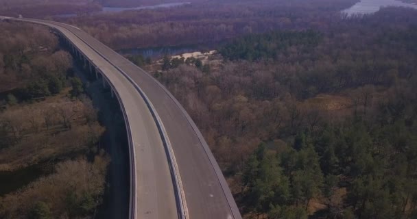 Anläggning av en motorväg över Letos och floden — Stockvideo