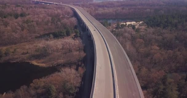 Bau einer Autobahn über Letos und den Fluss — Stockvideo