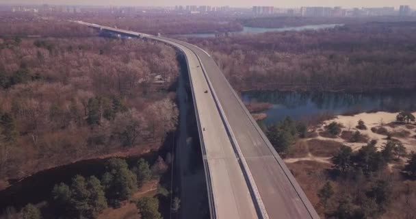 Costruzione di un'autostrada che passa sopra Letos e il fiume — Video Stock