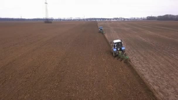 Dicht Gefolgt Von Zwei Traktoren Auf Dem Feld Die Zusammen — Stockvideo