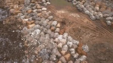 Toprak çevresel felaket inşaat malzemeleri işleniyor. Kuş bakışı üst görünüm