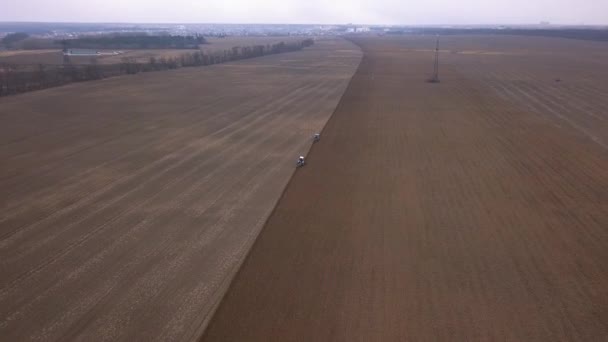 Egy Reptér Két Kék Traktor Mögött Felszántja Mezőt Egy Mezőre — Stock videók