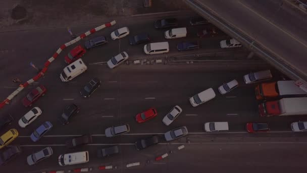 Egy Drón Kamerája Követi Közúti Javítás Miatt Dugóba Került Mentőautókat — Stock videók