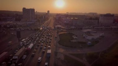 Akşam trafiğinde kavşak, yol çökmesi trafik sıkışıklığı Kiev Ukrayna Nisan 2020