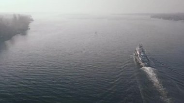4 Nisan 2020 'de Dinyeper boyunca seyreden bir Ukrayna gemisinin üzerinde uçarken Chernobol bölgesindeki bir orman yangınından çıkan duman
