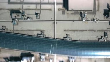 Güneşli bir günde büyük bir alışveriş merkezinin çatısında uçmak.