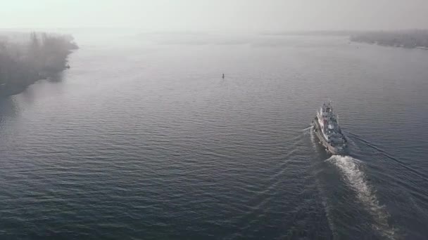 Volando sobre un buque ucraniano que navega a lo largo del Dniéper el 4 de abril de 2020, el humo de un incendio forestal en la región de Chernobol — Vídeos de Stock