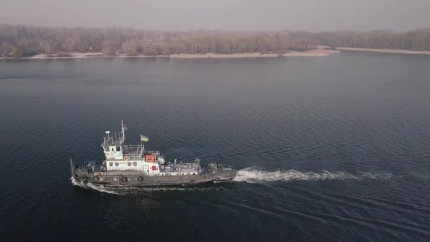 Політ над українським судном, що пливе вздовж Дніпра 4 квітня 2020 року, дим від лісового пожежі в Чорнобольській області. — стокове відео