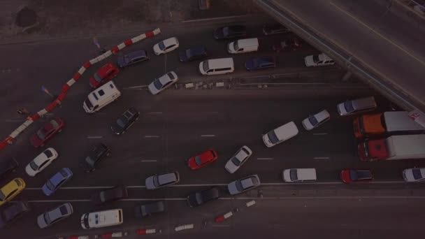 Twee ambulances met de lichten aan zijn in het verkeer door de weggordel — Stockvideo
