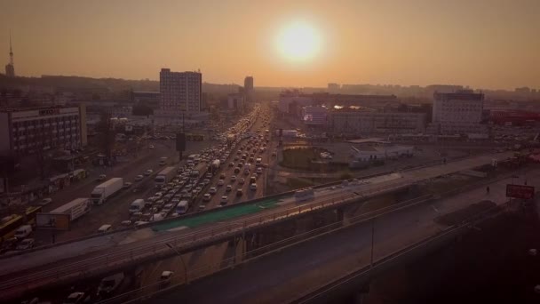 Un dron sobrevolando un atasco de tráfico — Vídeo de stock