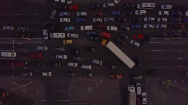 Akşamki yoğun trafik kazası, trafik sıkışıklığı ve kavşaktaki sürücülere saygısızlık. — Stok video