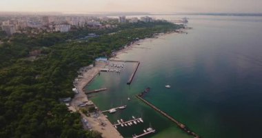 Şehir manzaralı Odessa havadan kumsala uçuyor.