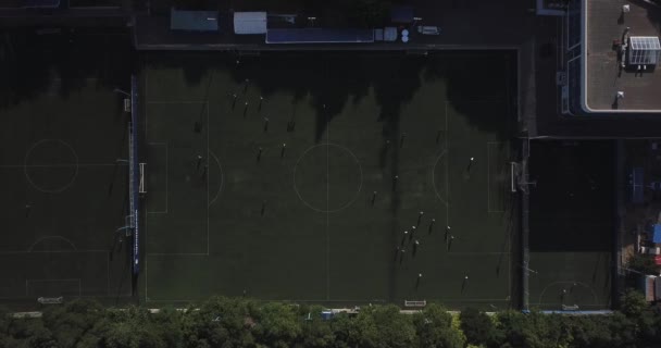 Odessa hava manzaralı futbol sahası gün batımında atletlerin antrenmanları — Stok video