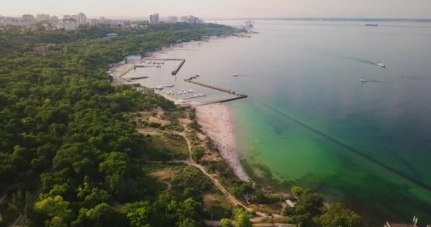 Şehir manzaralı Odessa havadan kumsala uçuyor. — Stok video