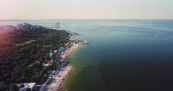 Odessa lotu z widokiem z powietrza nad plażą z widokiem na miasto — Wideo stockowe