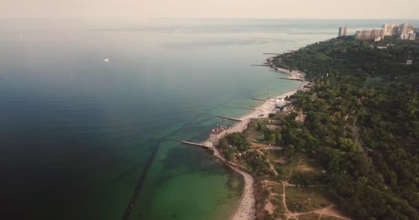 Şehir manzaralı Odessa havadan kumsala uçuyor. — Stok video