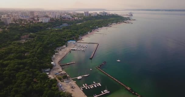 Şehir manzaralı Odessa havadan kumsala uçuyor. — Stok video