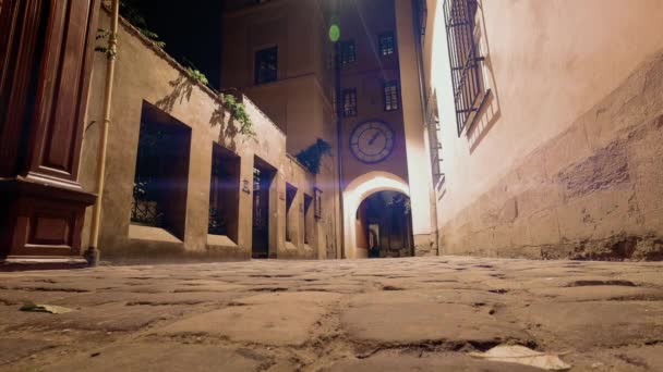 Tempo Giri Notte Strada Notte Piedi Turisti Orologio Sopra Arco — Video Stock