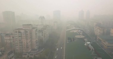 Kiev Ukrayna - 18 Nisan 2020. Tehlikeli hava kirliliği, şehir. 