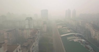 Kiev Ukrayna - 18 Nisan 2020. Tehlikeli hava kirliliği, şehir.