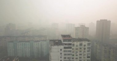 Kiev Ukrayna - 18 Nisan 2020. Tehlikeli hava kirliliği, şehir. 