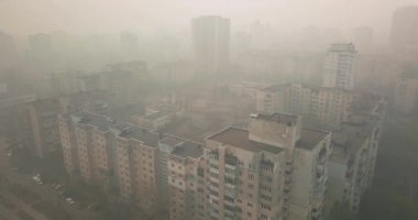 Kiev Ukrayna - 18 Nisan 2020. Tehlikeli hava kirliliği, şehir. 